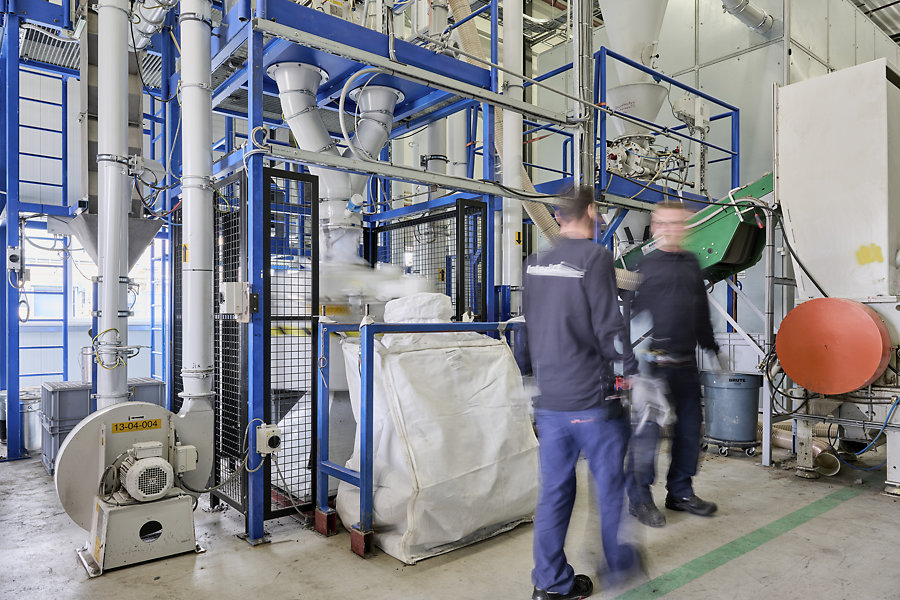 Dankzij een nieuwe innovatieve machine kunnen tapijttegels in de interface fabriek in Scherpenzeel nu gerecycled worden tot nieuwe tapijttegels. 202405 Interface ReEntry DSC 5597