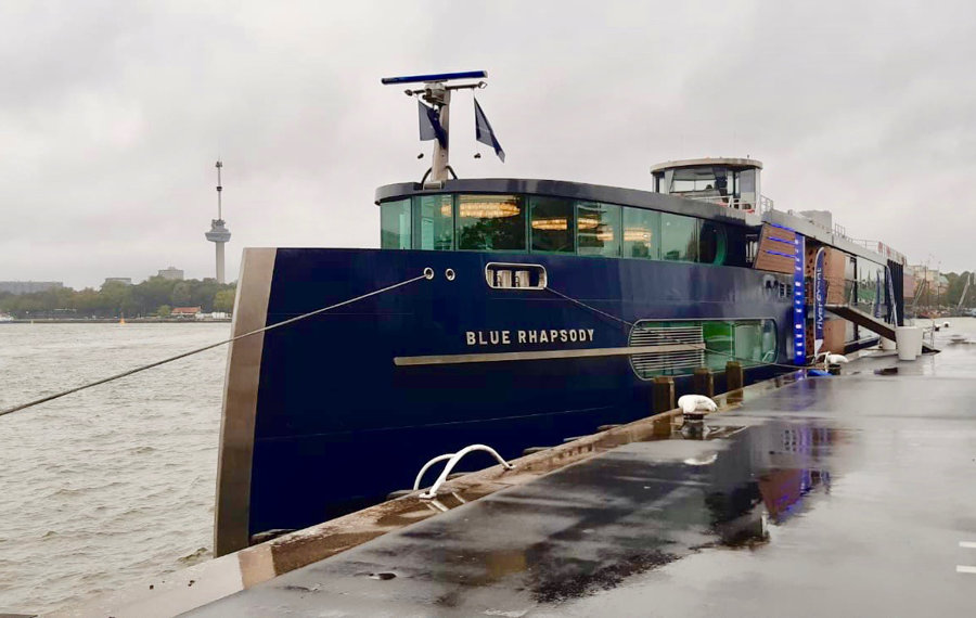 De Blue Rhapsody vorig jaar aangemeerd bij Hotel New York in Rotterdam