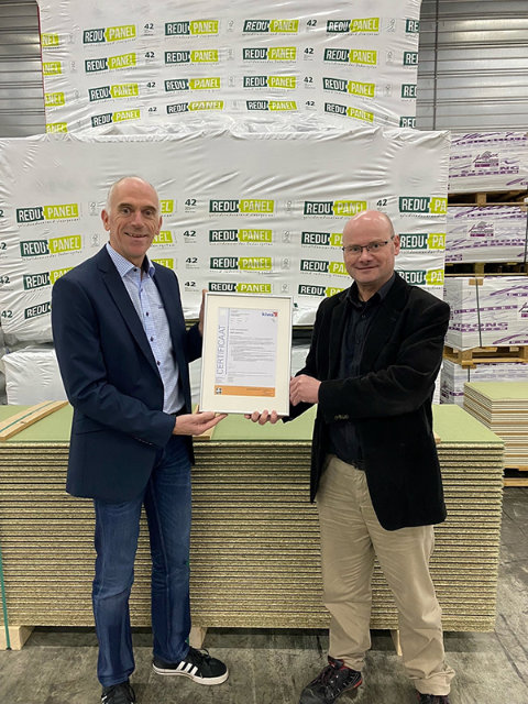Frank Vousten (links) ontvangt het Komo-certificaat uit handen van Eric Hendriks. Frank Vousten en Eric Hendriks