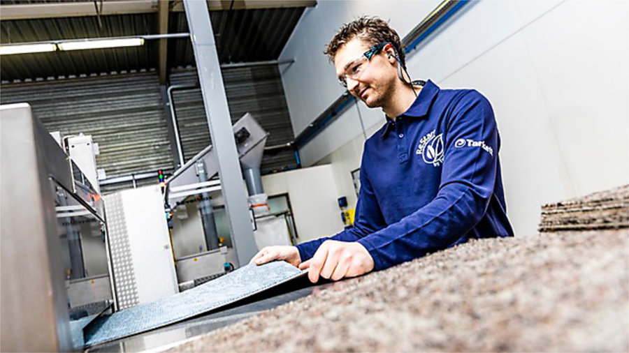 Tarkett heeft de eerste geïnstalleerde EcoBase tapijttegels teruggenomen om gerecycled te worden tot nieuwe tapijttegels. IN CarpetRecyclingCentre Restart 001