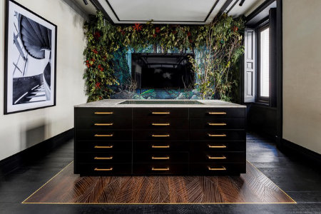 Meubels in donkere houttinten vormen de achtergrond vormen voor de vloeren. Parador Showroom Madrid 3