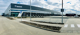 Het nieuwe magazijn van Tarkett in Waalwijk waar modulair tapijt en PVC stroken worden opgeslagen. Door deze voorraad is het mogelijk om binnen 24 uur te leveren. Het-nieuwe-Magazijn-Tarkett