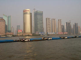Shanghai, belangrijke doorvoerhaven van containers. Shanghai-belangrijke