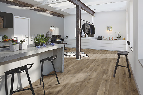 Opvallende collectie RL 400 S biedt lange planken zonder decorherhaling. Afgebeeld is de eik gebarsten Terra donker 7433, houtdessin. Bijzondere collectie RL 400 S