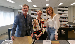 Lens Nekeman en dochters Denise (midden) en Jeanine in het ontwikkelingslab van Interfloor: “Deze nieuwe campagne is echt een hoogtepunt.” Lens Nekeman Denise en Jeanine Lens Interfloor