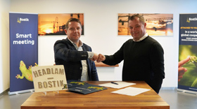 Rob van de Sande, commercieel directeur Bostik (links) en Erwin van Beek, general manager Headlam, hebben zojuist de overeenkomst getekend. Rob van de Sande en Erwin van Beek