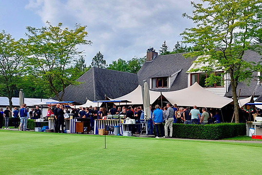 De dag werd afgesloten met een gezellige borrel en een Food Festival. De dag werd afgesloten met gezellige borrel en een Food Festival