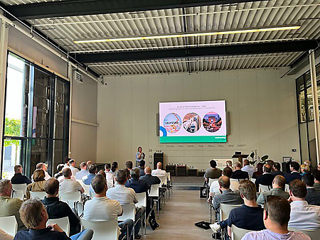 De leden luisteren aandachtig naar de presentatie van‘Vinylrecycling by Bess Trade’. De leden luisteren aandachtig naar de presen tatie van Vinylrecycling by Bess Trade