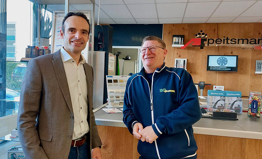 Francisco Serrato, Sales Manager Peitsman (links) met klant: “Een Demo Dag is een goede manier om wat meer over de producten te weten te komen.” Francisco Serrato Sales Manager Peitsman links met klant