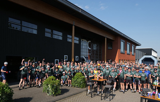 Een groepsfoto van de enthousiaste deelnemers. Groepsfoto Toer Tocht 2023