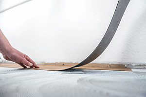 Installatie van designbedekking met de alkali- en vochtbestendige universele lijm UZIN KE 25. Installatie van designbedekking met de alkali en vochtbestendige universele lijm UZIN KE 25