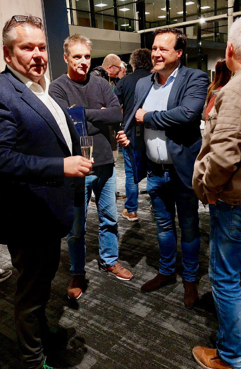 Bart Nietsch met bril (Rinos) feliciteert Frank ter Beke. Bart Nietsch met bril Rinos feliciteert Frank ter Beke