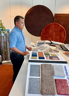 Peter Willems toont de producten van Belysse. Peter Willems toont de producten van Belysse