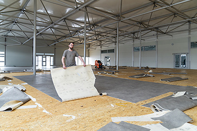 Projectleider Jurrian Makkink van Trompetty verwijdert een vloer. (Foto: Tarkett) Projectleider Jurrian Makkink van Trompetty