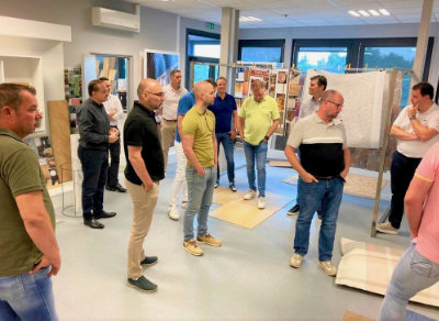 Rondleiding langs de afdeling research & development. Rondleiding langs de afdeling research