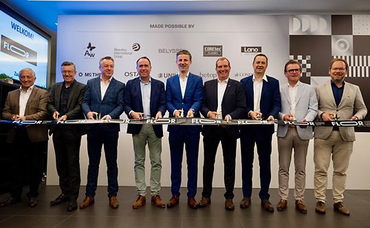 De officiële aftrap door de gastheren met van links: Erik Deporte (Associated Weavers), Wim Coppens (Beaulieu International Group), Peter Desmet (Mc Three), James Neuling (Belysse), Ruben Desmet (Unilin), Jan Dossche (COREtec Floors International), Luc Claeys (OSTA), Vincent Vermoere (Condor Group), Joe Lano (Lano Carpets). De officiële aftrap door de gastheren met van links FFD 2023