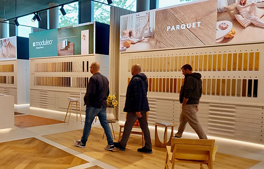 Unilin ontving zijn relaties in de ruime en overzichtelijke showroom alwaar het de verschillende productgroepen presenteerde. Unilin ontving zijn relaties in de ruime en overzichtelijke FFD 2023