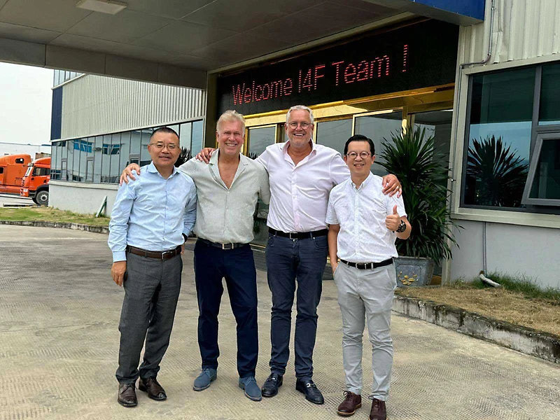 Van links naar rechts: i4F management David Song, Marcel Boekhoorn en John Rietveldt met Lioncore’s James Wong. (Foto: i4F.) 462547955 917490533774076 4181291559880732558 n