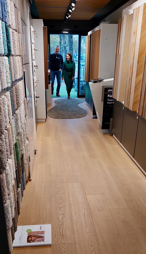 Anita van Baardwijk, vestigingsmanager Eindhoven geeft een rondleiding door de Joka Roadstore. Anita van Baardwijk vestigingsmanager Eindhoven geeft een rondleiding door de Joka Roadstore