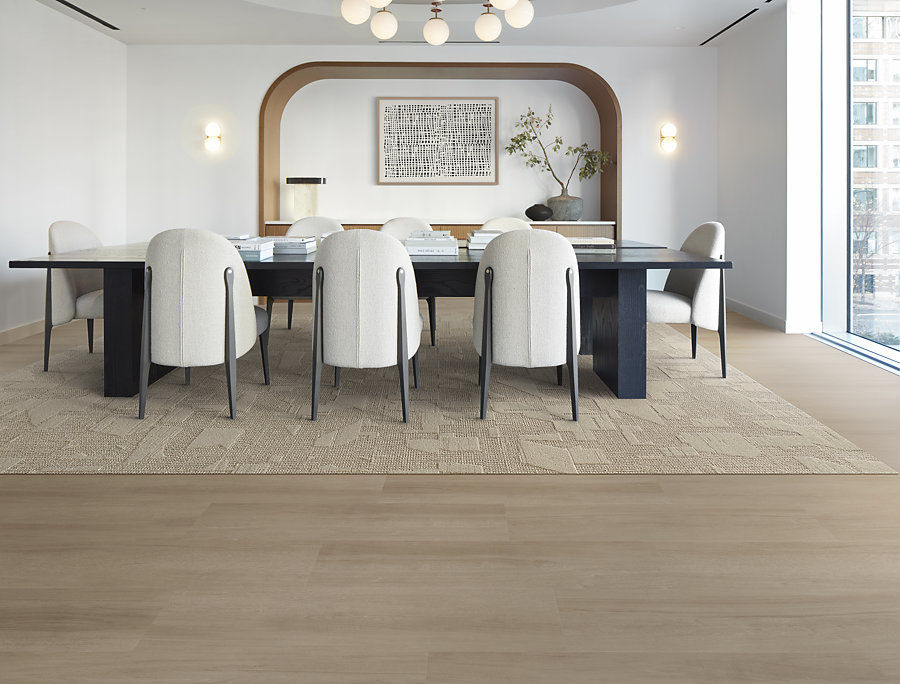 Interface’ nieuwe collecties bestaan beide uit modulaire tegels met opvallende texturen, natuurlijke patronen en neutrale tinten. EarthenForms E612 Wheat OnGrain SmokeyAsh Ashlar no person