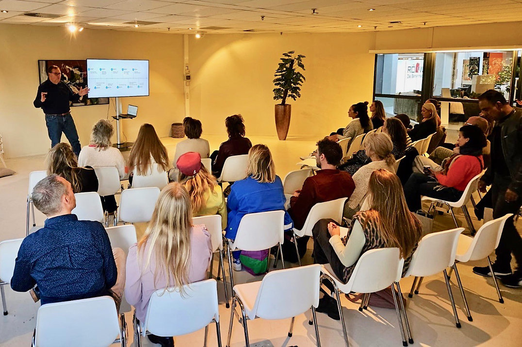 Een bevlogen Theo van Elk vertelt de toehoorders hoe Mflor zich heeft ontwikkeld van productgericht naar productbeleving. Een bevlogen Theo van Elk vertelt de toehoorders hoe Mflor zich heeft ontwikkeld van productgericht naar productbelevingjpg