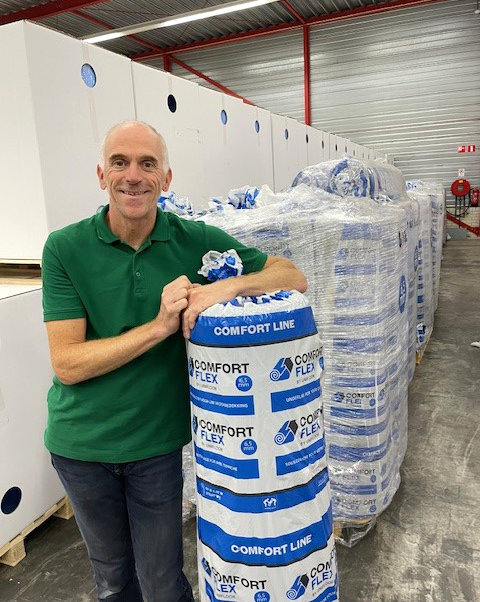 Frank Vousten toont de nieuwe Comfort Flex.(Foto: Unifloor) Frank Vousten toont de nieuwe Comfort Flex