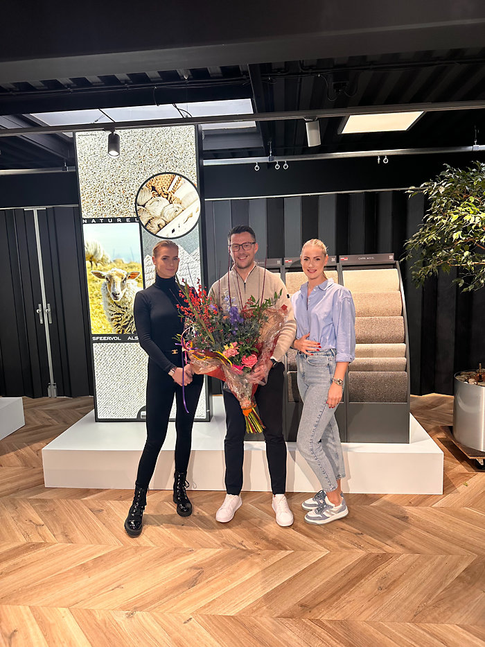 Jacco van Doorn werd door Jeanine en Denise Nekeman gefeliciteerd met zijn 25-jarige loopbaan bij Interfloor. doornjubileum