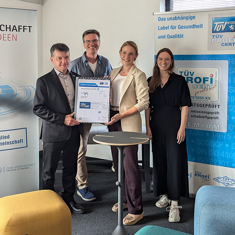 Van links naar rechts: Jürgen Bruder (lid van de directie en gemachtigd vertegenwoordiger van TÜV Hessen), TFI Aachen’s Dr. Jens-Christian Winkler (adjunct-directeur), Theresa Rüdiger (projectmanager duurzaamheid) en Julia Schröder (plaatsvervangend teamleider materialen en gebruiksgedrag). ueberg CCF TFI TuV