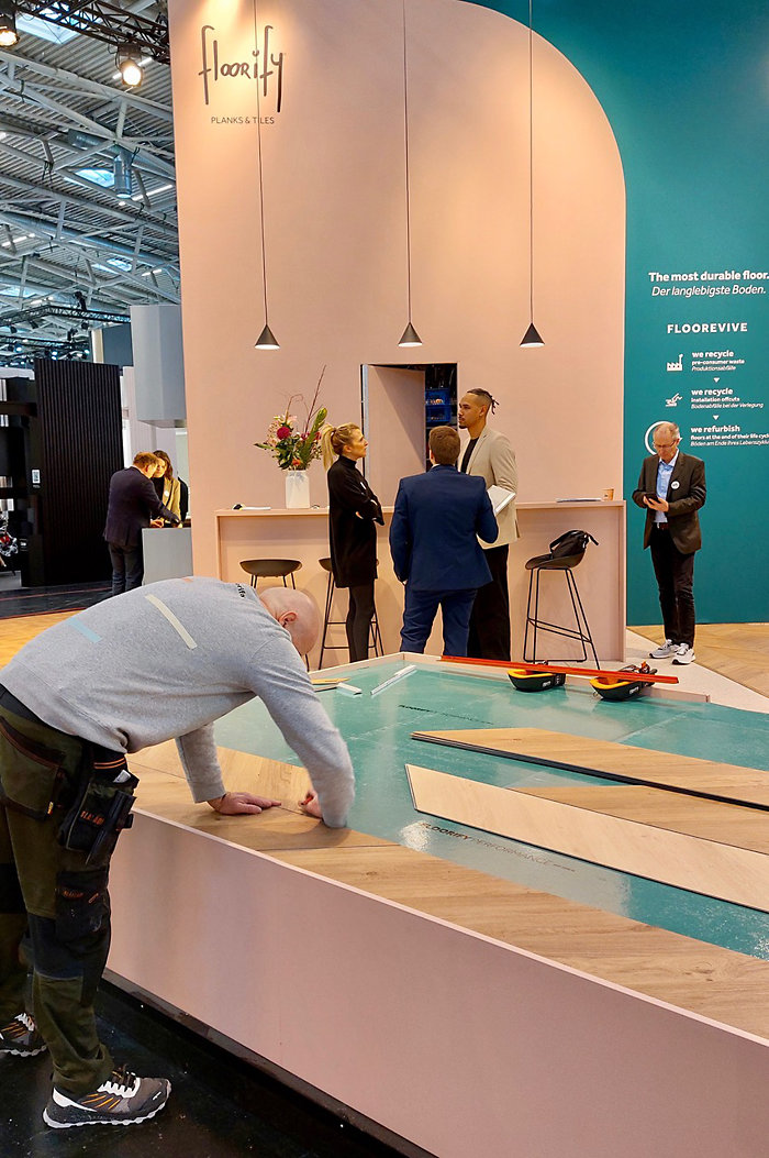 De stand van Floorify op BAU München met in het midden Marie Callens