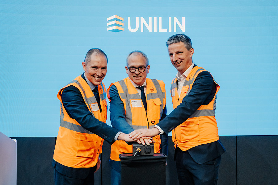 Vlaams minister president Diependaele midden zet met een druk op de knop de productie in gang links geflankeerd door Wim Messiaen CEO Unilin en rechts Ruben Desmet President Unilin Flooring