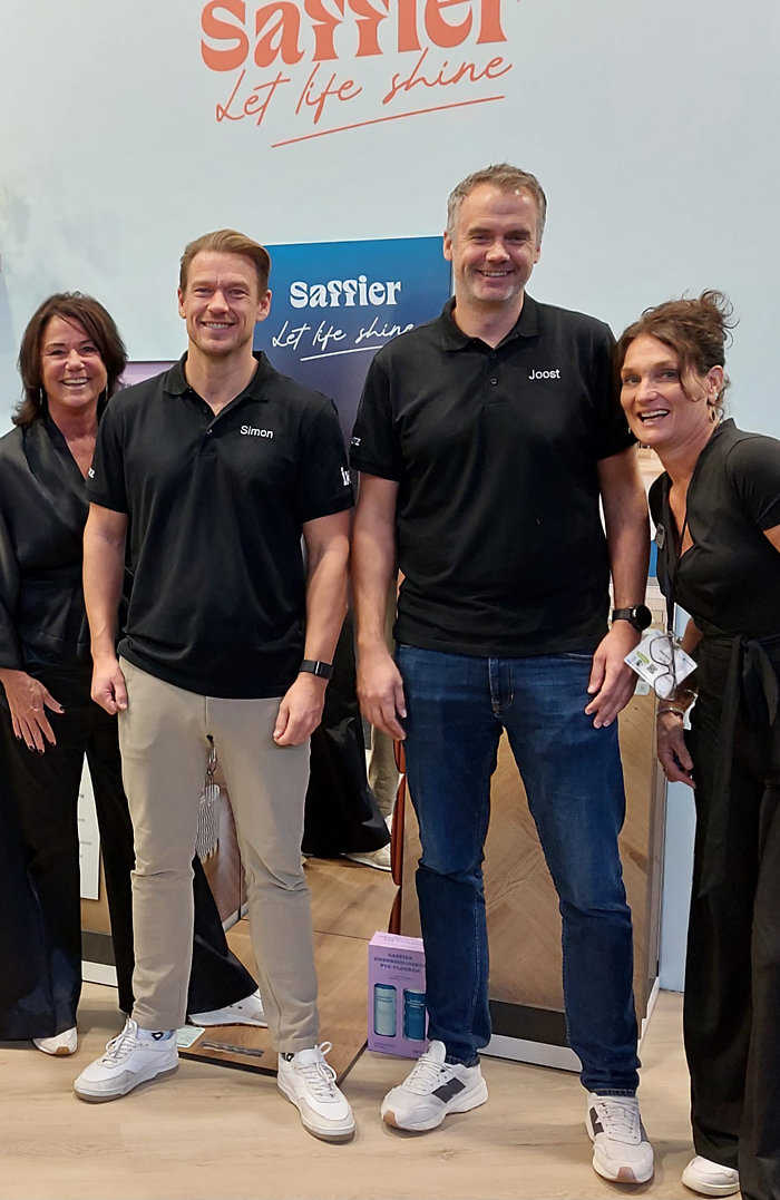 Het enthousiaste team van INTR. voor de display van Saffier