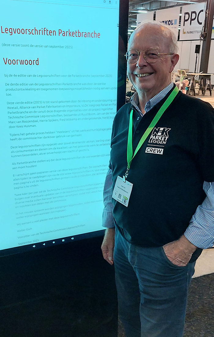 Op InCoDa werden ook de legvoorschriften parketbranche gelanceerd. Op de foto een trotse Walter Esch van de organisatie