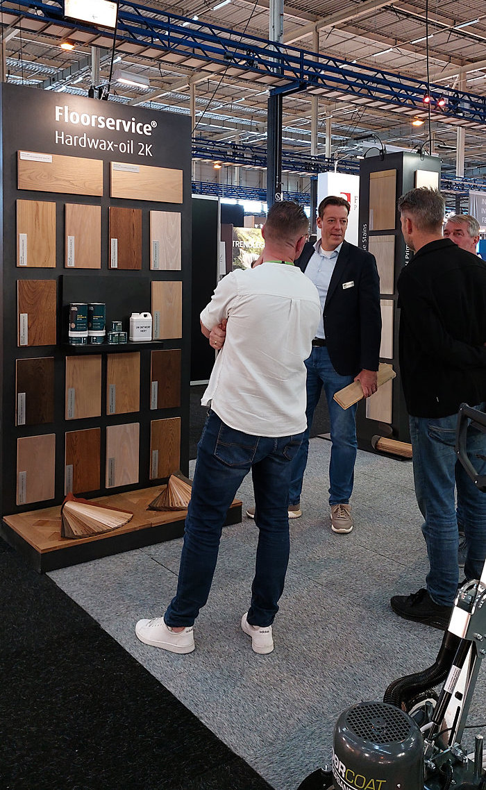 Komen en gaan op de stand van Overmat met in het midden Jeroen van Oversteeg